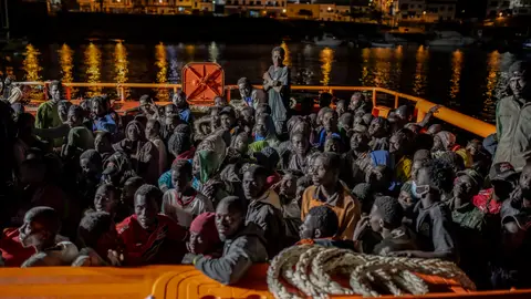 Varios cayucos con más de 300 migrantes llegan al puerto de la Restinga (El Hierro) La Guardamar Calliope lleva a bordo a más de 300 migrantes, que llegan al puerto de La Restinga tras ser rescatados, a 20 de septiembre de 2024, en El Hierro, Canarias (España). La Guardamar Calliope salió a buscar a una embarcación que se encontraba a casi 90 millas del puerto de La Restinga en cuyo interior viajaban 150 personas, entre ellas mujeres y menores, tras el recsate fueron embarcado a bordo de la lancha de salvamento que puso rumbo a La Restinga, no sin antes embarcar a otras 187 ...