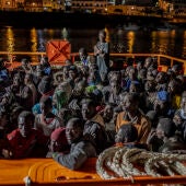 Varios cayucos con más de 300 migrantes llegan al puerto de la Restinga (El Hierro)