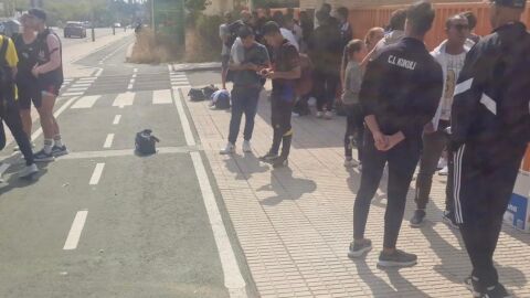 Futbolistas en la puerta del Rosa Colorado durante la tarde de este domingo