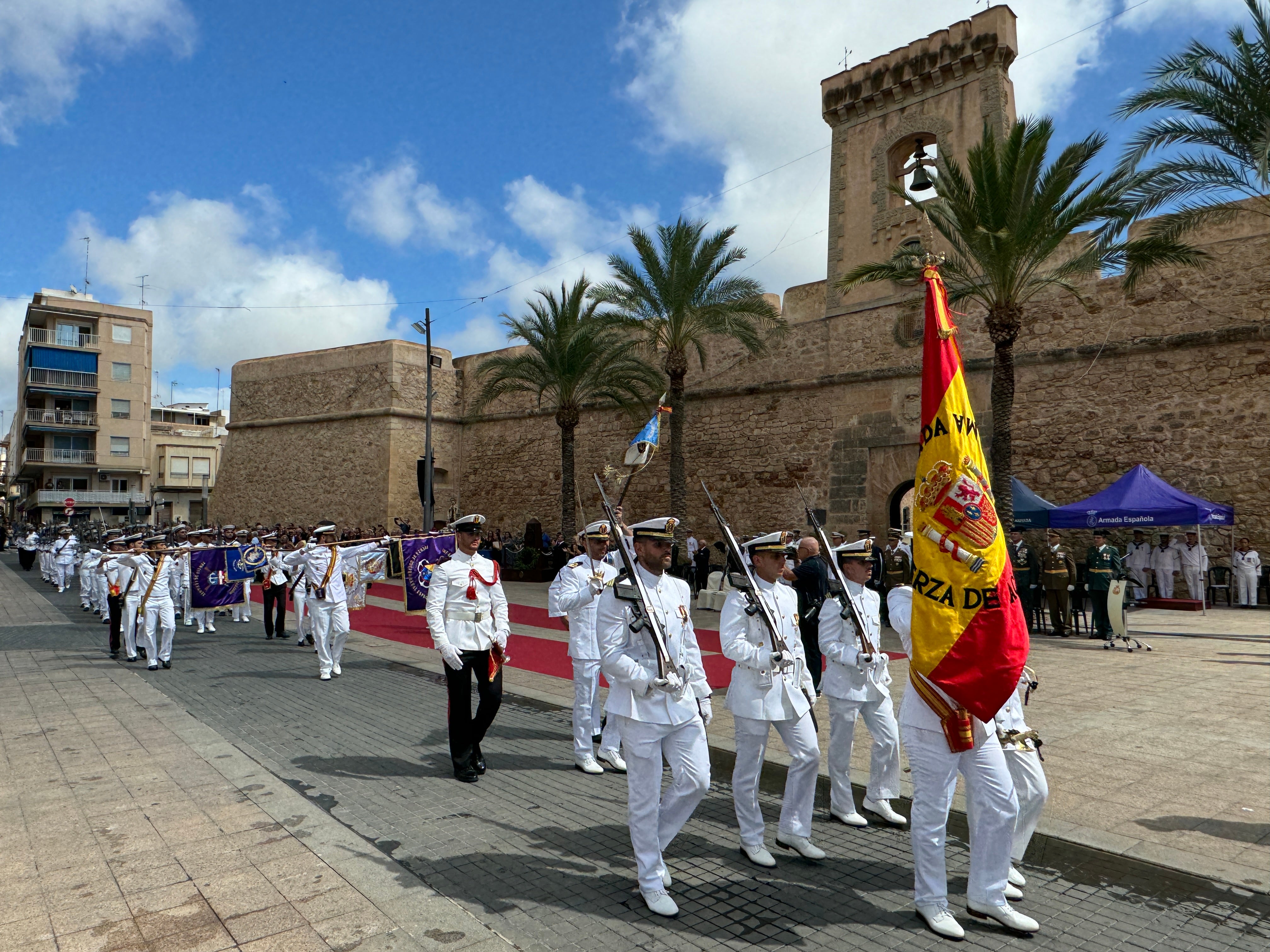 Más de 200 personas juran bandera en Santa Pola en un acto cargado de simbolismo junto al Castillo-Fortaleza Más de 200 personas juran bandera en Santa Pola en un acto cargado de simbolismo junto al Castillo-Fortaleza