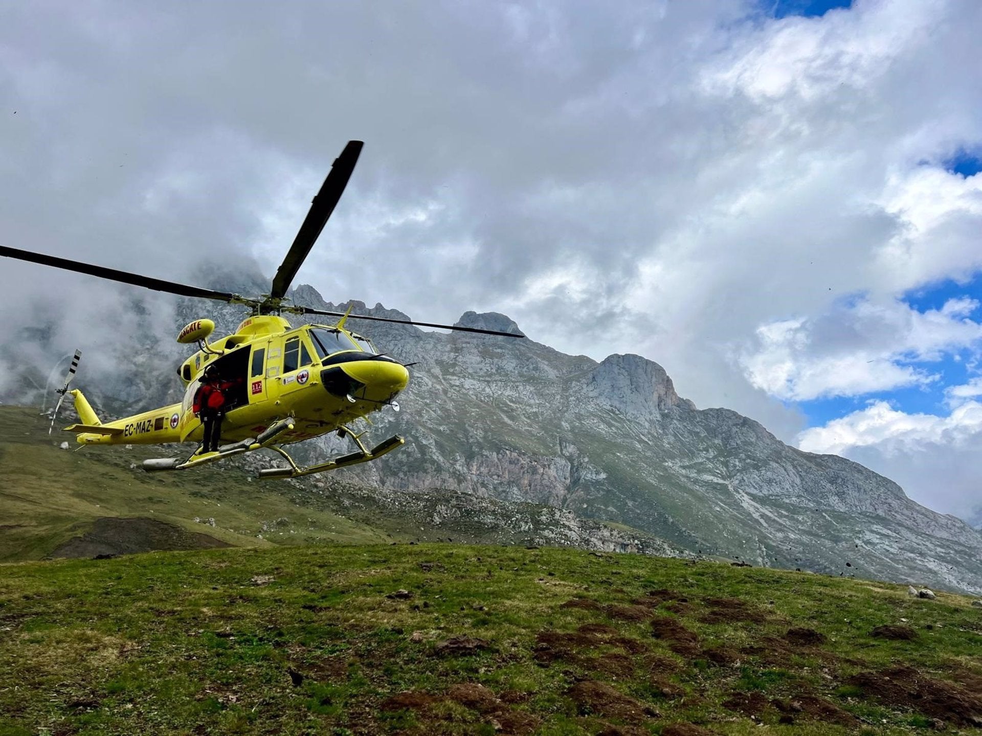 El helicóptero del Gobierno rescata a una montañera alemana perdida en Peña Vieja El helicóptero del Gobierno rescata a una montañera alemana perdida en Peña Vieja
