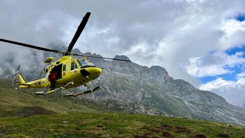 El helic&oacute;ptero del Gobierno rescata a una monta&ntilde;era alemana perdida en Pe&ntilde;a Vieja