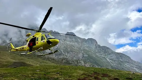 El helicóptero del Gobierno rescata a una montañera alemana perdida en Peña Vieja El helicóptero del Gobierno rescata a una montañera alemana perdida en Peña Vieja