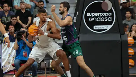 Tavares, del Real Madrid, ante Davis Kravish, del Unicaja, durante la Final de la Supercopa Endesa 2024 Tavares, del Real Madrid, ante Davis Kravish, del Unicaja, durante la Final de la Supercopa Endesa 2024