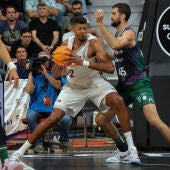 Tavares, del Real Madrid, ante Davis Kravish, del Unicaja, durante la Final de la Supercopa Endesa 2024