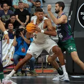 Tavares, del Real Madrid, ante Davis Kravish, del Unicaja, durante la Final de la Supercopa Endesa 2024 Tavares, del Real Madrid, ante Davis Kravish, del Unicaja, durante la Final de la Supercopa Endesa 2024