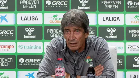 Manuel Pellegrini, en la sala de prensa del Estadio Benito Villamarín. Manuel Pellegrini, en la sala de prensa del Estadio Benito Villamarín.