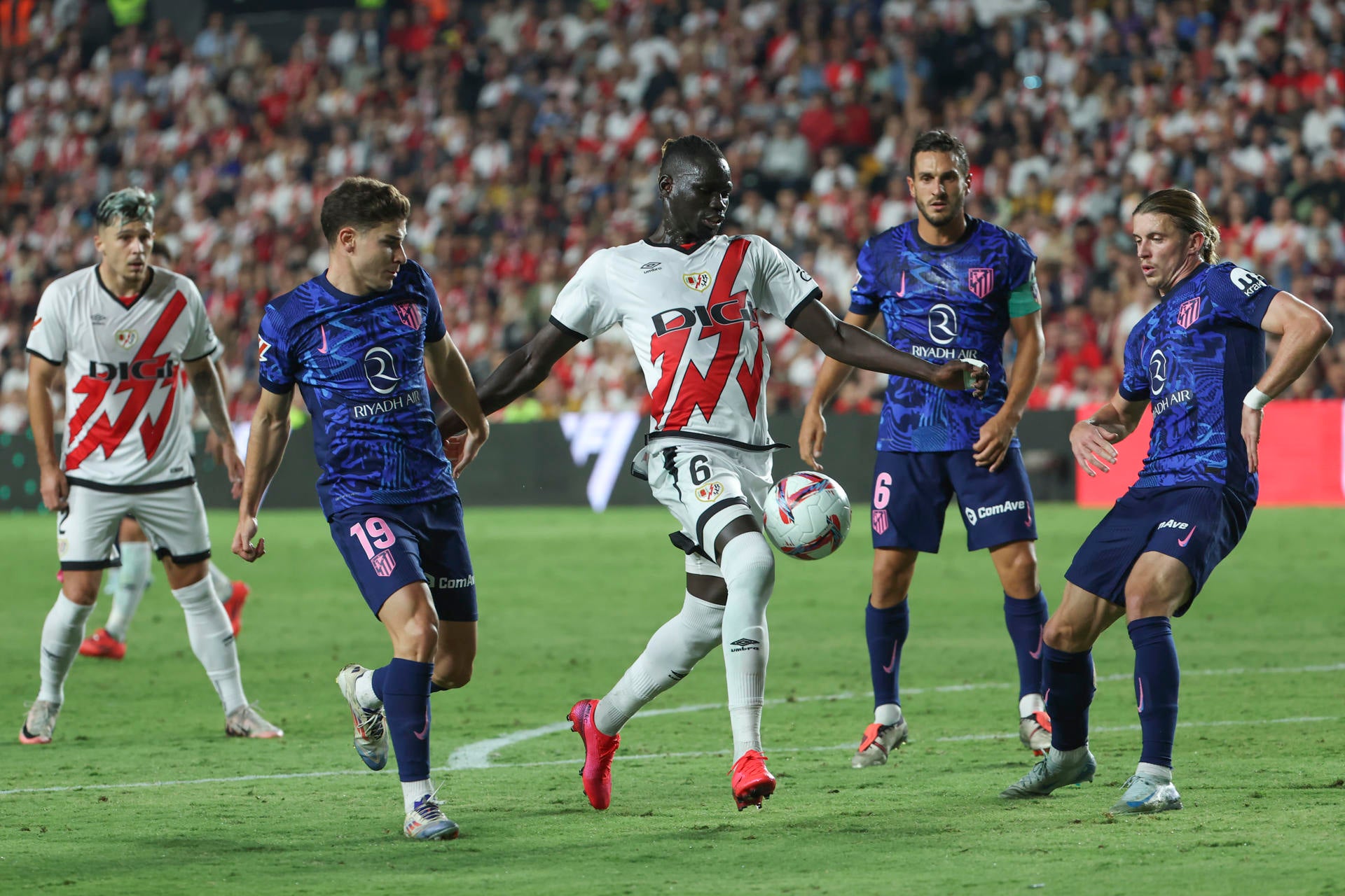 El Rayo aleja al Atlético a seis puntos del liderato del Barcelona El Rayo aleja al Atlético a seis puntos del liderato del Barcelona