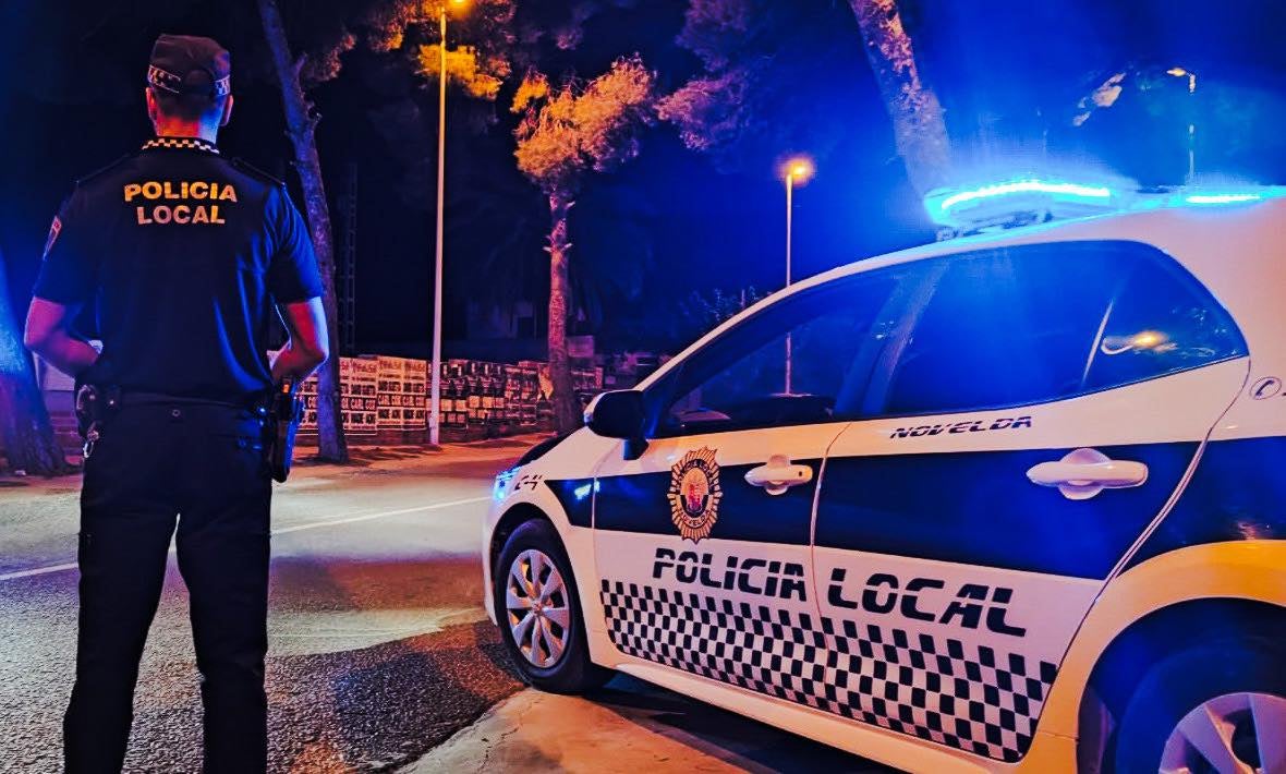 La rápida actuación de la Policía Local de Novelda y la asistencia médica salva la vida a un hombre tras sufrir una parada cardiaca La rápida actuación de la Policía Local de Novelda y la asistencia médica salva la vida a un hombre tras sufrir una parada cardiaca