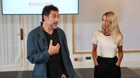 El actor español Javier Bardem junto a Betty Bigas, hija del cineasta Bigas Luna El actor español Javier Bardem junto a Betty Bigas, hija del cineasta Bigas Luna