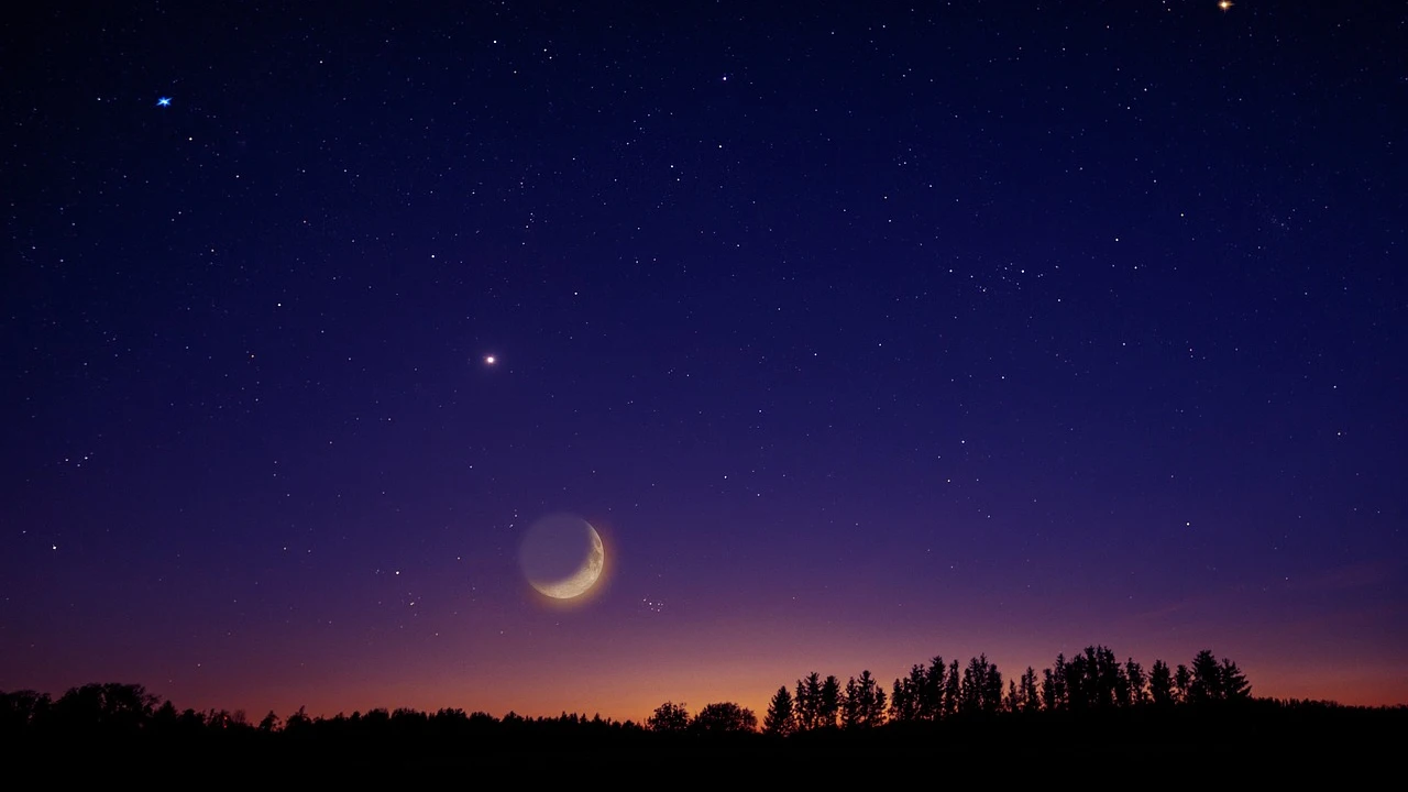 Imagen de archivo de la Luna en el cielo nocturno.