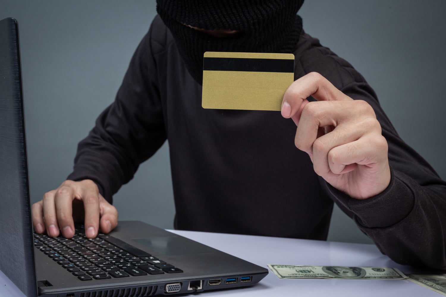 Charlas de prevención a colectivos de personas mayores para evitar estafas en internet Charlas de prevención a colectivos de personas mayores para evitar estafas en internet