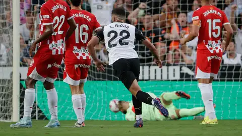 Rioja celebra que su disparo desde fuera del área se ha colado en la portería del Girona tras golper en Juanpe Rioja celebra que su disparo desde fuera del área se ha colado en la portería del Girona tras golper en Juanpe