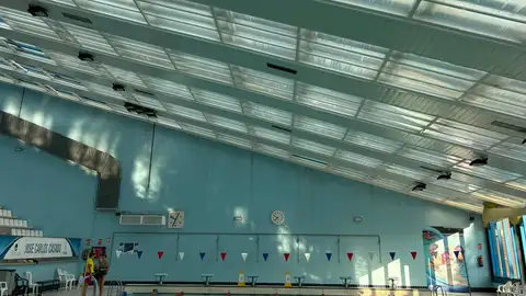 piscina cubierta "José Carlos Casado" El desprendimiento de unas lamas de la cubierta obliga a cerrar temporalmente la piscina cubierta "José Carlos Casado"