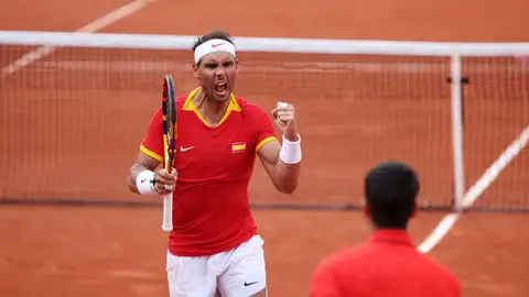 Rafa Nadal celebra un punto junto a Carlos Alcaraz en los JJOO de París 2024 Rafa Nadal celebra un punto junto a Carlos Alcaraz en los JJOO de París 2024