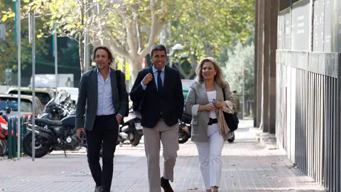El president de la Generalitat, Carlos Mazón (c), a su llegada al Comité Ejecutivo Nacional del PP, este lunes en Madrid. El president de la Generalitat, Carlos Mazón (c), a su llegada al Comité Ejecutivo Nacional del PP, este lunes en Madrid.