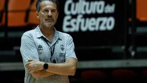 En la imagen, el técnico Pedro Martínez observa a sus jugadores durante un entrenamiento En la imagen, el técnico Pedro Martínez observa a sus jugadores durante un entrenamiento