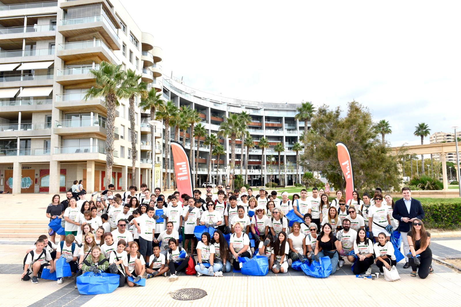 Un centenar de voluntarios limpian la playa de Can Pere Antoni con Alerta ECO de Europa FM Un centenar de voluntarios limpian la playa de Can Pere Antoni con Alerta ECO de Europa FM