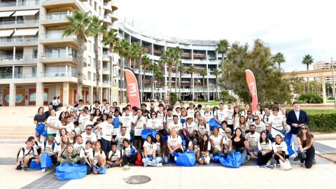 Voluntarios que se han sumado a la limpieza de la playa Can Pere Antoni de Palma, de la mano de Europa FM y su acci&oacute;n anual 'Alerta Eco'