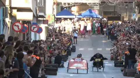 Vehículos en una carrera de 'Autos Locos' de Petrer. Vehículos en una carrera de 'Autos Locos' de Petrer.