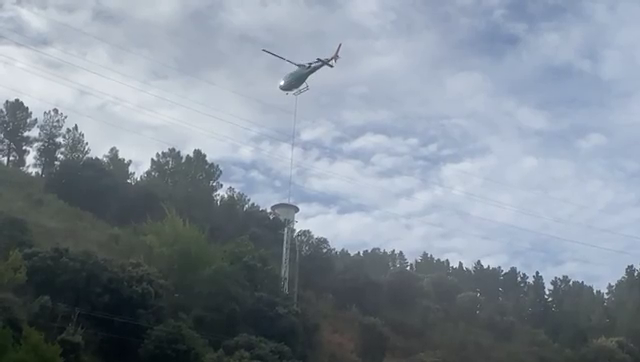 Iberdrola renueva la línea de alta tensión de Xares a Sobradelo con la ayuda de un helicóptero Iberdrola renueva la línea de alta tensión de Xares a Sobradelo con la ayuda de un helicóptero