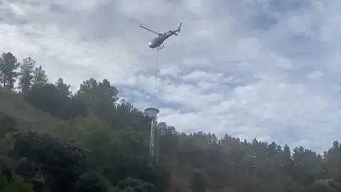 Iberdrola renueva la línea de alta tensión de Xares a Sobradelo con la ayuda de un helicóptero Iberdrola renueva la línea de alta tensión de Xares a Sobradelo con la ayuda de un helicóptero