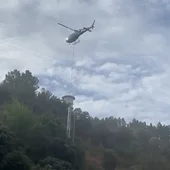 Iberdrola renueva la línea de alta tensión de Xares a Sobradelo con la ayuda de un helicóptero Iberdrola renueva la línea de alta tensión de Xares a Sobradelo con la ayuda de un helicóptero