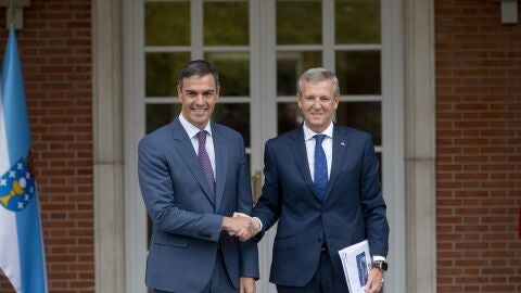 El presidente del Gobierno, Pedro S&aacute;nchez, recibe al presidente de la Xunta de Galicia, Alfonso Rueda, en La Moncloa