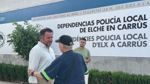 El alcalde de Elche junto al ret&eacute;n de la Polic&iacute;a Local de Elche que se est&aacute; creando en el barrio de Carr&uacute;s.