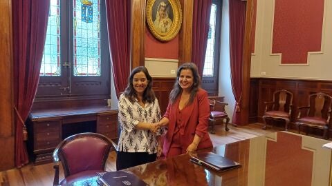 In&eacute;s Rey y Luc&iacute;a L&oacute;pez, tras firmar el convenio por Pocomaco