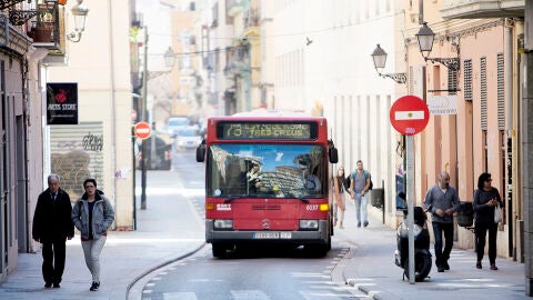 Un autob&uacute;s por las calles de Val&egrave;ncia