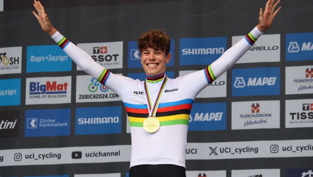 Romeo, en el podio, como campeón mundial