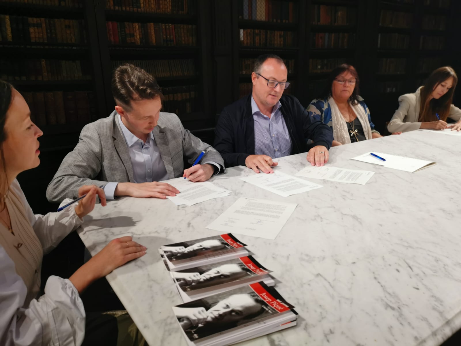La família de Josep Piqué cedeix el seu fons bibliogràfic a l'Ajuntament de Vilanova i la Geltrú La família de Josep Piqué cedeix el seu fons bibliogràfic a l'Ajuntament de Vilanova i la Geltrú