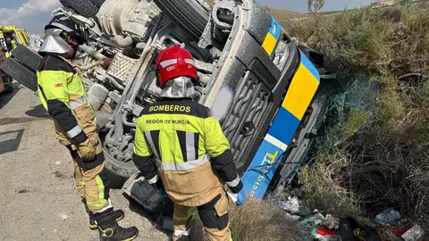 El conductor de un camión resulta herido tras volcar en Abanilla El conductor de un camión resulta herido tras volcar en Abanilla
