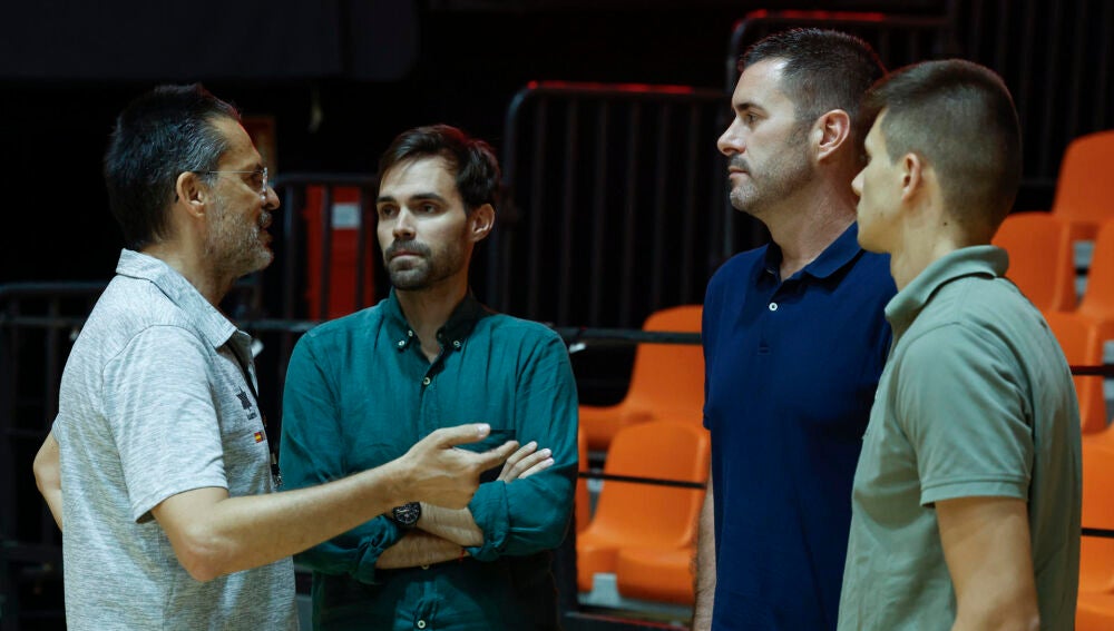 l entrenador del Valencia Basket, Pedro Martínez (izqda), conversa con el director General, Enric Carbonell (centro), y el director Deportivo, Luis Arbalejo (2º dcha).