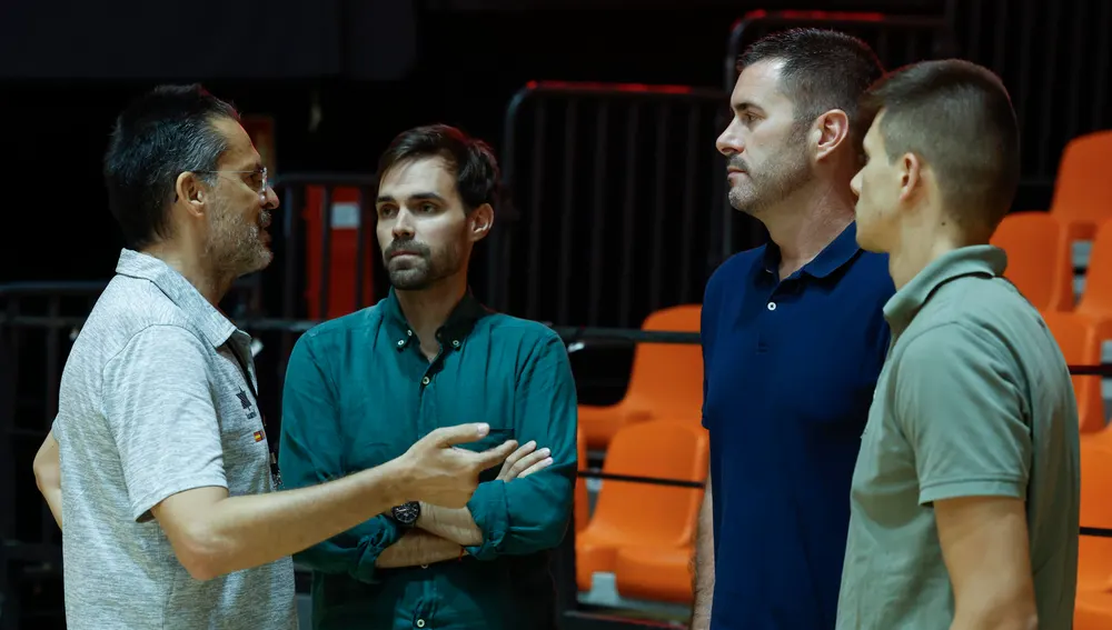 l entrenador del Valencia Basket, Pedro Martínez (izqda), conversa con el director General, Enric Carbonell (centro), y el director Deportivo, Luis Arbalejo (2º dcha). l entrenador del Valencia Basket, Pedro Martínez (izqda), conversa con el director General, Enric Carbonell (centro), y el director Deportivo, Luis Arbalejo (2º dcha).