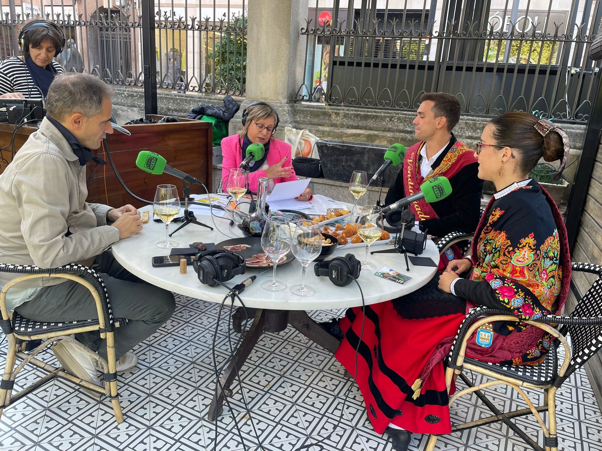 Imágenes de Más de uno La Rioja en San Mateo desde la terraza del Wine Fandango Imágenes de Más de uno La Rioja en San Mateo desde la terraza del Wine Fandango