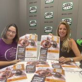 Jessica Gommans, edil de Ptrotección Animal de La Nucía, y Nuria López, presidenta de la Asociación 'Reinas del Biberón'.