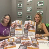 Jessica Gommans, edil de Ptrotección Animal de La Nucía, y Nuria López, presidenta de la Asociación 'Reinas del Biberón'. Jessica Gommans, edil de Ptrotección Animal de La Nucía, y Nuria López, presidenta de la Asociación 'Reinas del Biberón'.