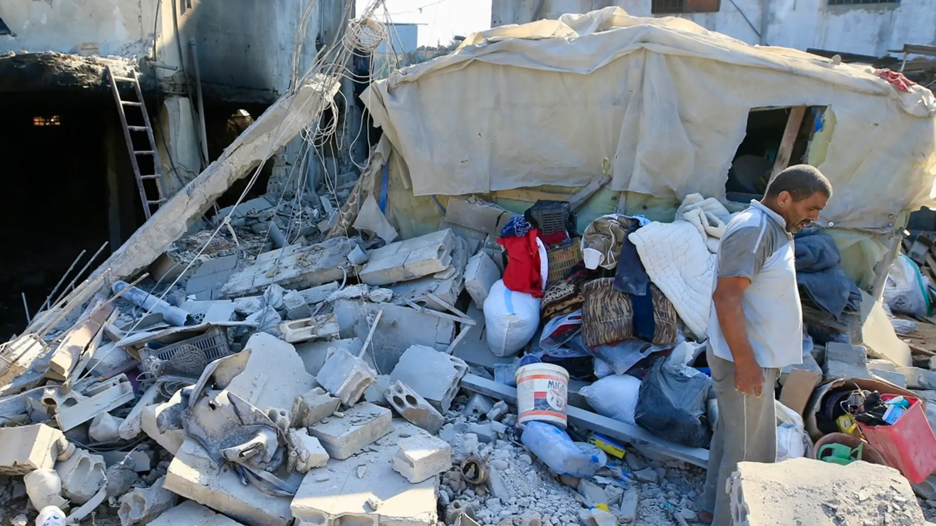 Un hombre busca sus pertenencias entre os escombros tras los ataques de Israel en el sur de Líbano/ EFE/EPA/STR