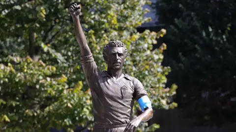 Estatua de Quini en el Molinón Estatua de Quini en el Molinón