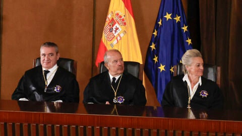 El magistrado Jos&eacute; Mar&iacute;a Mac&iacute;as Casta&ntilde;o (i) sentado junto a sus compa&ntilde;eros Juan Carlos Campo y Mar&iacute;a Luisa Segoviano, tras tomar posesi&oacute;n como juez del Tribunal Constitucional, en el Alto Tribunal, en Madrid./ EFE/J.J. Guill&eacute;n