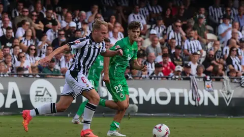 El jugador del Castellón Thomas van den Belt, en una imagen del partido frente al Racing El jugador del Castellón Thomas van den Belt, en una imagen del partido frente al Racing