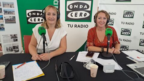 Elka Dimitrova y Tania Mar&iacute;a, alcaldesa de Sant Joan Labritja (Ibiza), en el Ayuntamiento del municipio.