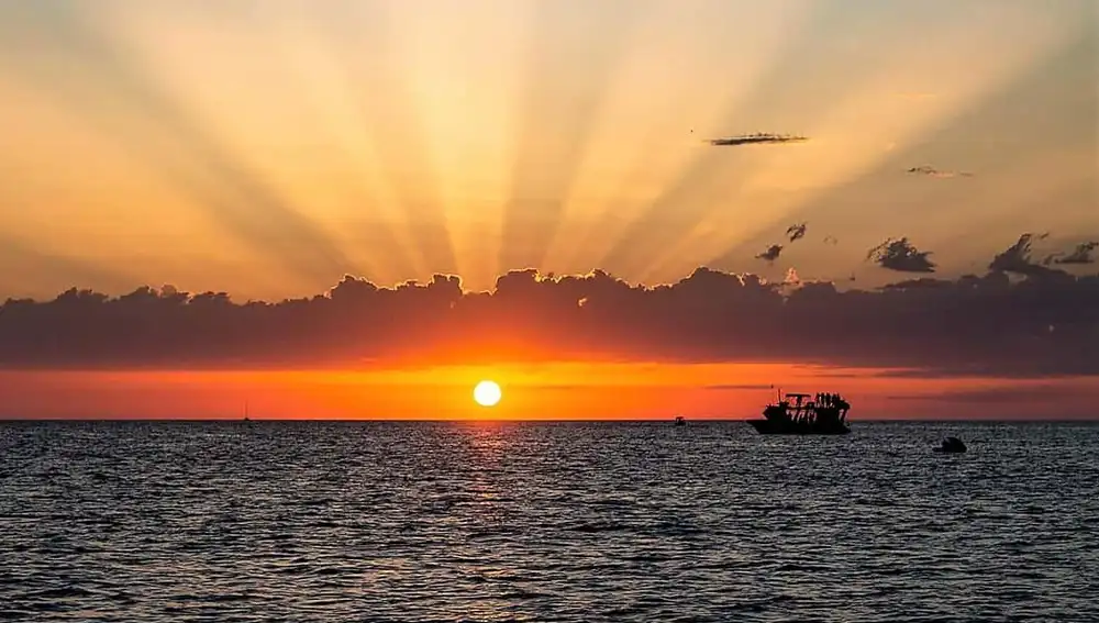 La puesta de sol de Sant Antoni de Portmany es de las más buscadas del Mediterráneo La puesta de sol de Sant Antoni de Portmany es de las más buscadas del Mediterráneo