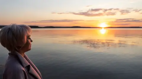 Mujer mayor contemplando el horizonte. Mujer mayor contemplando el horizonte.