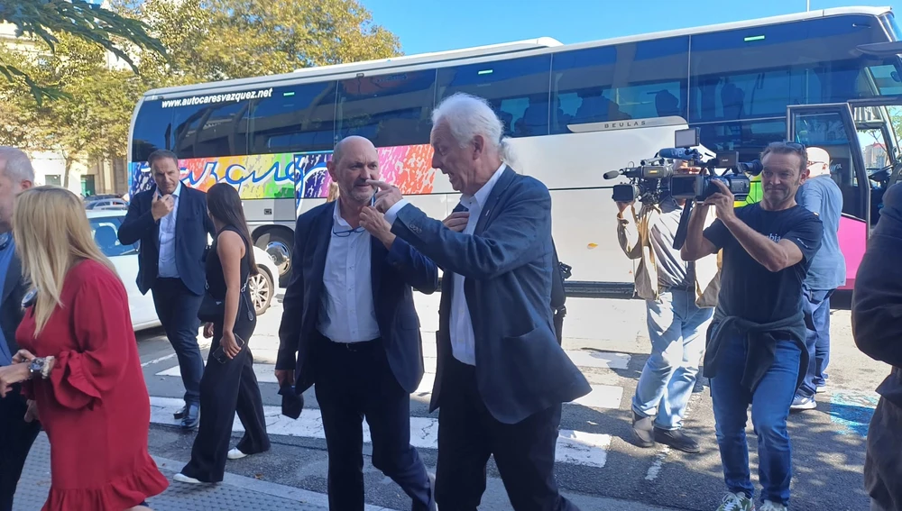 Rafael Louzán acompañado por el jefe de expedición de la FIFA Rafael Louzán acompañado por el jefe de expedición de la FIFA