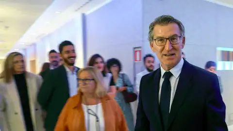 Feijóo abre la puerta a jornadas de "9 horas o 9,5 horas" para una semana laboral de cuatro días Feijóo abre la puerta a jornadas de "9 horas o 9,5 horas" para una semana laboral de cuatro días