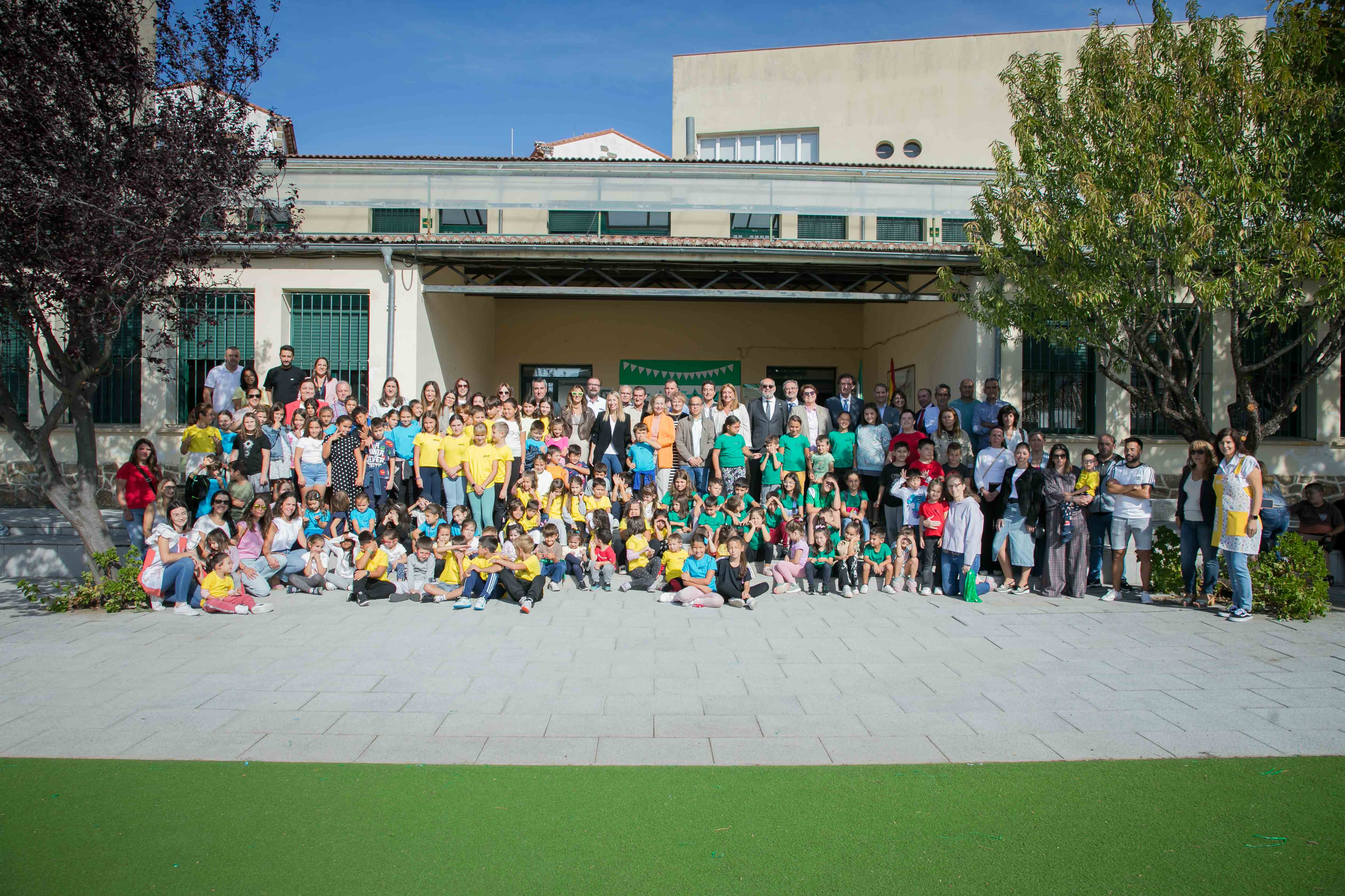 La presidenta Guardiola ratifica el compromiso de la Junta con la escuela rural en su visita al CRA Almenara de Gata La presidenta Guardiola ratifica el compromiso de la Junta con la escuela rural en su visita al CRA Almenara de Gata