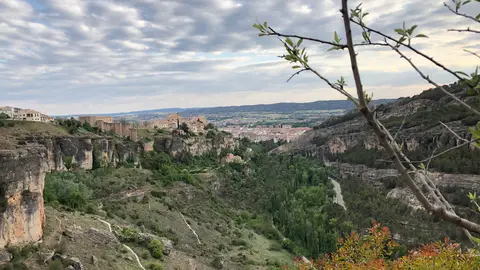 Vista de Cuenca desde una de las rutas senderistas que se proponen Vista de Cuenca desde una de las rutas senderistas que se proponen